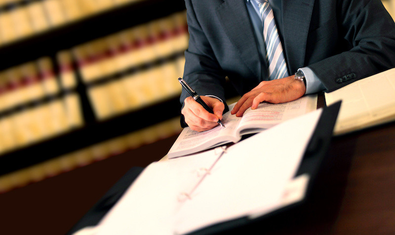 メモを取る男性